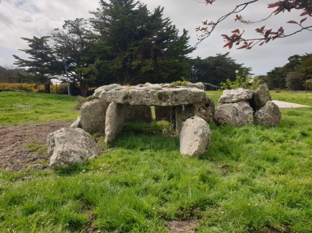 24_megalithes_Dolmen de Monval Villa PétardBD.jpg